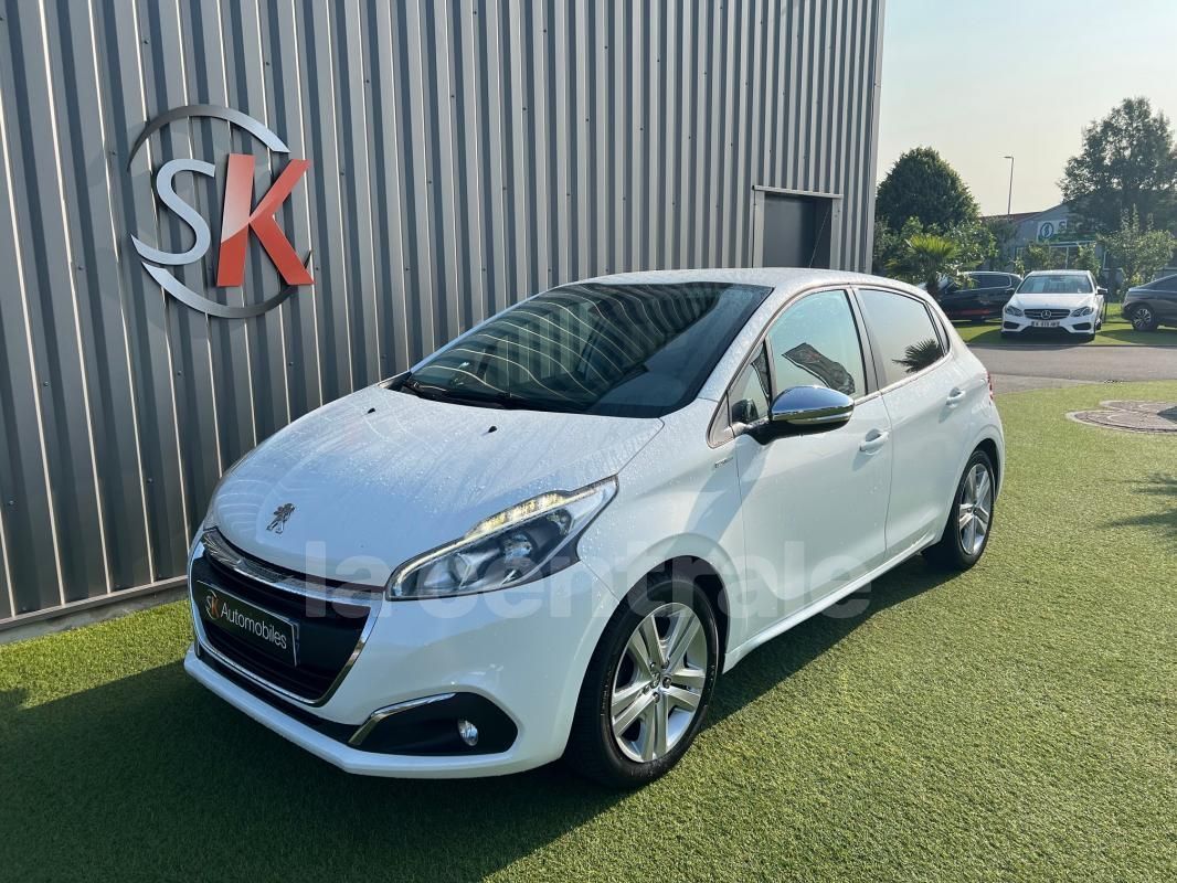 PEUGEOT 208