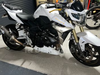 SUZUKI GSR 750