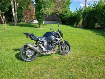 SUZUKI GSR 750
