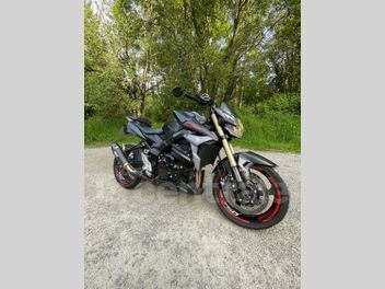 SUZUKI GSR 750