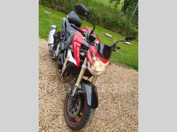 SUZUKI GSR 750