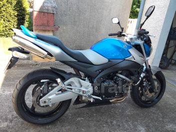 SUZUKI GSR 600