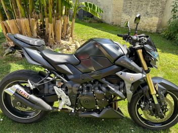 SUZUKI GSR 750