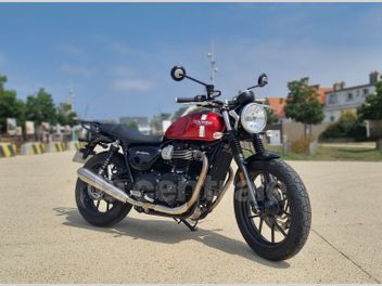 TRIUMPH STREET TWIN 900