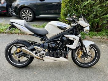 TRIUMPH STREET TRIPLE 675
