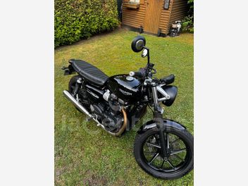 TRIUMPH STREET TWIN 900