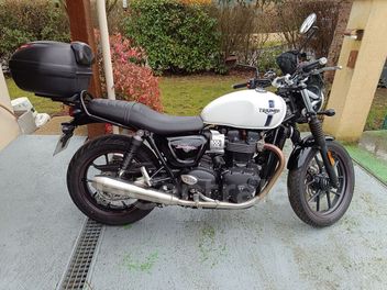 TRIUMPH STREET TWIN 900