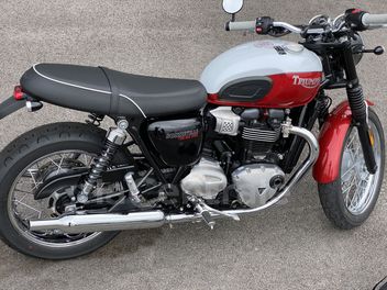 TRIUMPH BONNEVILLE 900 T100