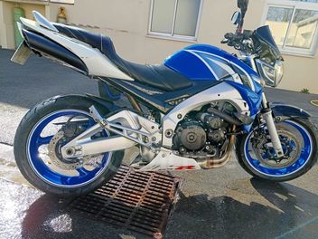 SUZUKI GSR 600