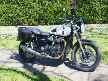 TRIUMPH STREET TWIN 900