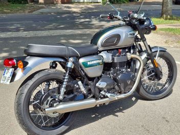 TRIUMPH BONNEVILLE 900 T100